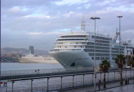 El Silver Spirit atracado durante una escala en Barcelona